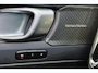 Volvo XC40 B4 Plus Dark - IntelliSafe Assist & Surround - Parkeercamera achter - Verwarmde voorstoelen & stuur - Parkeersensoren voor & achter - Elektr. bedienb. voorstoelen met geheugen links - Draadloze tel. lader - Extra getint glas - Inklapbare trekhaak - 19' LMV