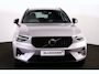 Volvo XC40 B4 Plus Dark - IntelliSafe Assist & Surround - Parkeercamera achter - Verwarmde voorstoelen & stuur - Parkeersensoren voor & achter - Elektr. bedienb. voorstoelen met geheugen links - Draadloze tel. lader - Extra getint glas - Inklapbare trekhaak - 19' LMV