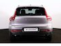 Volvo XC40 B4 Plus Dark - IntelliSafe Assist & Surround - Parkeercamera achter - Verwarmde voorstoelen & stuur - Parkeersensoren voor & achter - Elektr. bedienb. voorstoelen met geheugen links - Draadloze tel. lader - Extra getint glas - Inklapbare trekhaak - 19' LMV