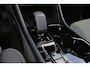 Volvo XC40 B4 Plus Dark - IntelliSafe Assist & Surround - Parkeercamera achter - Verwarmde voorstoelen & stuur - Parkeersensoren voor & achter - Elektr. bedienb. voorstoelen met geheugen links - Draadloze tel. lader - Extra getint glas - Inklapbare trekhaak - 19' LMV