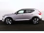 Volvo XC40 B4 Plus Dark - IntelliSafe Assist & Surround - Parkeercamera achter - Verwarmde voorstoelen & stuur - Parkeersensoren voor & achter - Elektr. bedienb. voorstoelen met geheugen links - Draadloze tel. lader - Extra getint glas - Inklapbare trekhaak - 19' LMV