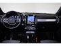 Volvo XC40 B4 Plus Dark - IntelliSafe Assist & Surround - Parkeercamera achter - Verwarmde voorstoelen & stuur - Parkeersensoren voor & achter - Elektr. bedienb. voorstoelen met geheugen links - Draadloze tel. lader - Extra getint glas - Inklapbare trekhaak - 19' LMV