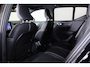 Volvo EX40 Single Ext. Range Ultra Black Ed. - Panoramadak - IntelliSafe Assist & Surround - 360º Camera - Harman/Kardon audio - Verwarmde voorstoelen, stuur & achterbank - Parkeersensoren voor & achter - Elektr. bedienb. voorstoelen met geheugen links - Draadloze tel. lader - Warmtepomp - 20' LMV