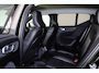 Volvo XC40 B3 Plus Dark Special - IntelliSafe Assist - Harman Kardon audio - Elektr. bebienbare voorstoelen met geheugen links - Parkeercamera achter - Verwarmde voorstoelen & stuur - Verwarmbare voorruit - Keyless - Elektr. bedienbare achterklep - Inklapbare trekhaak - Parkeersensoren voor & achter - Draadloze tel. lader - Verlengde achterspoiler - Originele 18 inch wielen gepoedercoat in Volvo V70 R-kleur - Mistlichten voor met bochtenverlichting - Getint glas v.a. B-stijl