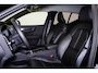 Volvo XC40 B3 Plus Dark Special - IntelliSafe Assist - Harman Kardon audio - Elektr. bebienbare voorstoelen met geheugen links - Parkeercamera achter - Verwarmde voorstoelen & stuur - Verwarmbare voorruit - Keyless - Elektr. bedienbare achterklep - Inklapbare trekhaak - Parkeersensoren voor & achter - Draadloze tel. lader - Verlengde achterspoiler - Originele 18 inch wielen gepoedercoat in Volvo V70 R-kleur - Mistlichten voor met bochtenverlichting - Getint glas v.a. B-stijl