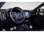 Volvo XC40 B3 Plus Dark Special - IntelliSafe Assist - Harman Kardon audio - Elektr. bebienbare voorstoelen met geheugen links - Parkeercamera achter - Verwarmde voorstoelen & stuur - Verwarmbare voorruit - Keyless - Elektr. bedienbare achterklep - Inklapbare trekhaak - Parkeersensoren voor & achter - Draadloze tel. lader - Verlengde achterspoiler - Originele 18 inch wielen gepoedercoat in Volvo V70 R-kleur - Mistlichten voor met bochtenverlichting - Getint glas v.a. B-stijl