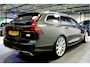 Volvo V90 2.0 T8 AWD 335kW/456pk Aut8 Plug-in hybrid Plus Bright HARMAN/KARDON + EL.TREKHAAK + SPORTSTOELEN + ADAPT.CRUISE + STANDKACHEL + STOEL-&STUURVERWARMING + LEDEREN DASHBOARD + LED KOPLAMPEN + CAMERA + ZITVERHOGERS + PARKSENSOREN + 20" LM-VELGEN!!