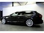 Volvo V90 2.0 T8 AWD 335kW/456pk Aut8 Plug-in hybrid Plus Bright HARMAN/KARDON + EL.TREKHAAK + SPORTSTOELEN + ADAPT.CRUISE + STANDKACHEL + STOEL-&STUURVERWARMING + LEDEREN DASHBOARD + LED KOPLAMPEN + CAMERA + ZITVERHOGERS + PARKSENSOREN + 20" LM-VELGEN!!