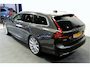 Volvo V90 2.0 T8 AWD 335kW/456pk Aut8 Plug-in hybrid Plus Bright HARMAN/KARDON + EL.TREKHAAK + SPORTSTOELEN + ADAPT.CRUISE + STANDKACHEL + STOEL-&STUURVERWARMING + LEDEREN DASHBOARD + LED KOPLAMPEN + CAMERA + ZITVERHOGERS + PARKSENSOREN + 20" LM-VELGEN!!