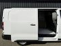 Opel Vivaro-e Electric EV 75 kWh 136pk L3 I SOH 98% | Airconditioning | Navigatie via app | Bijrijdersbank | Onboard lader 11Kw - 3 fase | Geïsoleerde comfort scheidingswand | Surround View pakket