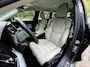 Volvo V60 2.0 T6 AWD Momentum Pro Volledig dealer onderhouden | Plug-in hybride 340 pk | Blond leder | Voorklimatisering