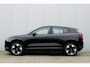 Volvo EX30 P3 Long Range Plus Europa 69 kWh Onyx Black | Indigo interieur | Elektrisch verstelbare voorstoelen | Stoel-/ stuurwielverwarming | Harman Kardon | Keyless entry | 18 inch lichtmetalen velgen | Warmtepomp | Vehicle to load | Volvo Guard | Adaptieve cruise control | BLIS
