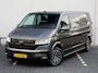 Volkswagen Transporter 2.0 TDI 150 pk DSG DC Bulli | Dubbele cabine | Dubbel Schuifdeur | Navigatie | ACC | App connect | LED | Camera | Stoelverwarming | Digital cockpit | PDC | Trekhaak | 18" LM velgen | Glaslook panelen | Mat zwart Sidebars | Betimmering |