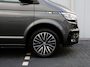 Volkswagen Transporter 2.0 TDI 150 pk DSG DC Bulli | Dubbele cabine | Dubbel Schuifdeur | Navigatie | ACC | App connect | LED | Camera | Stoelverwarming | Digital cockpit | PDC | Trekhaak | 18" LM velgen | Glaslook panelen | Mat zwart Sidebars | Betimmering |