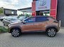 Toyota Yaris Cross 1.5 Hybrid 130 Executive PREMIUM PACK NIEUW & DIRECT LEVERBAAR! STOEL/STUURWIELVERWARMING HEAD-UP JBL-AUDIO ELEK-ACHTERKLEP