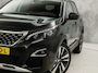 Peugeot 3008 1.2 PureTech Allure Automaat (APPLE CARPLAY, LED KOPLAMPEN, FOCAL AUDIO, LEDER, SPORTSTOELEN, GETINT GLAS, CRUISE, DAKRAILS, NIEUWSTAAT)