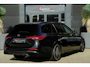 Mercedes-Benz C-klasse Estate 200 AMG Line | 204 PK | Panoramadak | Leder | 360°-camera | Massage stoelen | Mercedes-Benz C-Klasse Estate 200 AMG Line 204 PK met een 1.5-liter viercilinder benzinemotor met mild-hybride ondersteuning, lederen bekleding, elektrisch panoramadak, verwarmde en geventile