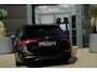 Mercedes-Benz C-klasse Estate 200 AMG Line | 204 PK | Panoramadak | Leder | 360°-camera | Massage stoelen | Mercedes-Benz C-Klasse Estate 200 AMG Line 204 PK met een 1.5-liter viercilinder benzinemotor met mild-hybride ondersteuning, lederen bekleding, elektrisch panoramadak, verwarmde en geventile