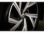 Volkswagen Golf 1.5 eTSI R-Line Business | PANORAMADAK | STUURVERWARMING | DAB | APPLE | CAMERA | TREKHAAK | 18"