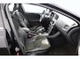Volvo V40 2.0 D2 R-Design/ D-Riem verv: 150.000 KM!/ Trekhaak/ Half Leder - Alcantara/ 16'' LMV/ Voorruitverw./ Stoelverw./ Navi/ Clima/ Cruise/ Elek. pakket/ Isofix/ Bluetooth/ Multi. LEDER. Stuur/ PDC/ Chroom.