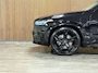 Volvo XC90 T8 AWD Recharge Ultra Dark Black | Vol! | Bowers & Wilkins | Luchtvering | Stoelventilatie | Trekhaak | 360 Camera | Head-Up Display | Stoelmassage | 455pk | Adaptieve Cruise Control | Black Pack; zwarte logo's, velgen | Stoelverwarming voor+achter | Stuurwielverwarming | Schuifdak | 22 Inch | Full LED Meesturende koplampen | Pilot Assist | BLIS Dode Hoek Detectie | Alcantara hemelbekleding | Lederen handgrepen en zonnekleppen | Elektrische voorstoelen geheugen | Nappa Lederen bekleding | Zitting verlenging voorstoelen | Lederen Dashboard | Google Infotainment | Keyless Drive | Parkeersensoren voor+achter | Elektrisch bedienbare achterklep | Geïntegreerde zongordijnen achterportieren | Geïntegreerd kinderzitje achterin | Verlichte instaplijsten | 7-Persoons | 4-Zone Climate Control | DAB Radio | Apple Carplay/Android Auto | Alarm Klasse III | Draadloos telefoon opladen | Volvo On Call met mobiele App functie | Auto is tevens voorzien van Gold Coating | Onyx Black Metallic |