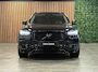 Volvo XC90 T8 AWD Recharge Ultra Dark Black | Vol! | Bowers & Wilkins | Luchtvering | Stoelventilatie | Trekhaak | 360 Camera | Head-Up Display | Stoelmassage | 455pk | Adaptieve Cruise Control | Black Pack; zwarte logo's, velgen | Stoelverwarming voor+achter | Stuurwielverwarming | Schuifdak | 22 Inch | Full LED Meesturende koplampen | Pilot Assist | BLIS Dode Hoek Detectie | Alcantara hemelbekleding | Lederen handgrepen en zonnekleppen | Elektrische voorstoelen geheugen | Nappa Lederen bekleding | Zitting verlenging voorstoelen | Lederen Dashboard | Google Infotainment | Keyless Drive | Parkeersensoren voor+achter | Elektrisch bedienbare achterklep | Geïntegreerde zongordijnen achterportieren | Geïntegreerd kinderzitje achterin | Verlichte instaplijsten | 7-Persoons | 4-Zone Climate Control | DAB Radio | Apple Carplay/Android Auto | Alarm Klasse III | Draadloos telefoon opladen | Volvo On Call met mobiele App functie | Auto is tevens voorzien van Gold Coating | Onyx Black Metallic |