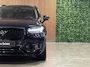 Volvo XC90 T8 AWD Recharge Ultra Dark Black | Vol! | Bowers & Wilkins | Luchtvering | Stoelventilatie | Trekhaak | 360 Camera | Head-Up Display | Stoelmassage | 455pk | Adaptieve Cruise Control | Black Pack; zwarte logo's, velgen | Stoelverwarming voor+achter | Stuurwielverwarming | Schuifdak | 22 Inch | Full LED Meesturende koplampen | Pilot Assist | BLIS Dode Hoek Detectie | Alcantara hemelbekleding | Lederen handgrepen en zonnekleppen | Elektrische voorstoelen geheugen | Nappa Lederen bekleding | Zitting verlenging voorstoelen | Lederen Dashboard | Google Infotainment | Keyless Drive | Parkeersensoren voor+achter | Elektrisch bedienbare achterklep | Geïntegreerde zongordijnen achterportieren | Geïntegreerd kinderzitje achterin | Verlichte instaplijsten | 7-Persoons | 4-Zone Climate Control | DAB Radio | Apple Carplay/Android Auto | Alarm Klasse III | Draadloos telefoon opladen | Volvo On Call met mobiele App functie | Auto is tevens voorzien van Gold Coating | Onyx Black Metallic |