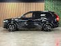 Volvo XC90 T8 AWD Recharge Ultra Dark Black | Vol! | Bowers & Wilkins | Luchtvering | Stoelventilatie | Trekhaak | 360 Camera | Head-Up Display | Stoelmassage | 455pk | Adaptieve Cruise Control | Black Pack; zwarte logo's, velgen | Stoelverwarming voor+achter | Stuurwielverwarming | Schuifdak | 22 Inch | Full LED Meesturende koplampen | Pilot Assist | BLIS Dode Hoek Detectie | Alcantara hemelbekleding | Lederen handgrepen en zonnekleppen | Elektrische voorstoelen geheugen | Nappa Lederen bekleding | Zitting verlenging voorstoelen | Lederen Dashboard | Google Infotainment | Keyless Drive | Parkeersensoren voor+achter | Elektrisch bedienbare achterklep | Geïntegreerde zongordijnen achterportieren | Geïntegreerd kinderzitje achterin | Verlichte instaplijsten | 7-Persoons | 4-Zone Climate Control | DAB Radio | Apple Carplay/Android Auto | Alarm Klasse III | Draadloos telefoon opladen | Volvo On Call met mobiele App functie | Auto is tevens voorzien van Gold Coating | Onyx Black Metallic |