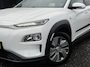 Hyundai Kona Electric EV Fashion 64 kWh ✓2e Eigenaar✓Carplay✓Camera✓Trekhaak✓Dealer Onderhouden✓Draadloze telefoonlader✓Navi✓Keyless✓✓Rijstrooksensor✓Dodehoeksensor✓Pdc✓Lm velgen 17"✓Clima✓Cruise✓204pk✓N.A.P✓Bj 12-2020✓Apk tot 09-2028