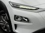 Hyundai Kona Electric EV Fashion 64 kWh ✓2e Eigenaar✓Carplay✓Camera✓Trekhaak✓Dealer Onderhouden✓Draadloze telefoonlader✓Navi✓Keyless✓✓Rijstrooksensor✓Dodehoeksensor✓Pdc✓Lm velgen 17"✓Clima✓Cruise✓204pk✓N.A.P✓Bj 12-2020✓Apk tot 09-2028