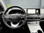 Hyundai Kona Electric EV Fashion 64 kWh ✓2e Eigenaar✓Carplay✓Camera✓Trekhaak✓Dealer Onderhouden✓Draadloze telefoonlader✓Navi✓Keyless✓✓Rijstrooksensor✓Dodehoeksensor✓Pdc✓Lm velgen 17"✓Clima✓Cruise✓204pk✓N.A.P✓Bj 12-2020✓Apk tot 09-2028