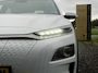 Hyundai Kona Electric EV Fashion 64 kWh ✓2e Eigenaar✓Carplay✓Camera✓Trekhaak✓Dealer Onderhouden✓Draadloze telefoonlader✓Navi✓Keyless✓✓Rijstrooksensor✓Dodehoeksensor✓Pdc✓Lm velgen 17"✓Clima✓Cruise✓204pk✓N.A.P✓Bj 12-2020✓Apk tot 09-2028