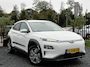 Hyundai Kona Electric EV Fashion 64 kWh ✓2e Eigenaar✓Carplay✓Camera✓Trekhaak✓Dealer Onderhouden✓Draadloze telefoonlader✓Navi✓Keyless✓✓Rijstrooksensor✓Dodehoeksensor✓Pdc✓Lm velgen 17"✓Clima✓Cruise✓204pk✓N.A.P✓Bj 12-2020✓Apk tot 09-2028