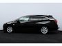Opel Astra Sports Tourer 1.2 Elegance/ Trekhaak/ 16'' LMV/ LED Koplampen!/ Stoel + Stuurverw./ Camera/ Apple + Android/ Half-Leder/ Dode-Hoek DET./ Extra getint glas/ PDC V+A/ Navi/ Clima/ Cruise/ Bluetooth.