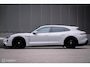 Porsche Taycan Sport Turismo GTS 93 kWh 517 pk | Alcantara pack | Carbon afwerking | Sportchrono | 21 inch | krijtgrijs | 360 camera | Panorama | Comfort stoelen | Rijklaarprijs |