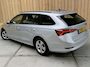 Skoda Octavia Combi 1.0 TSI Business Edition Apple CarPlay/Android Auto | Cruise & climate control | DAB ontvanger | Elektrisch bedienbare achterklep | Keyless entry | LED verlichting | Navigatiesysteem | Trekhaak uitklapbaar