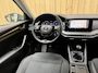 Skoda Octavia Combi 1.0 TSI Business Edition Apple CarPlay/Android Auto | Cruise & climate control | DAB ontvanger | Elektrisch bedienbare achterklep | Keyless entry | LED verlichting | Navigatiesysteem | Trekhaak uitklapbaar