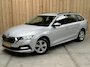 Skoda Octavia Combi 1.0 TSI Business Edition Apple CarPlay/Android Auto | Cruise & climate control | DAB ontvanger | Elektrisch bedienbare achterklep | Keyless entry | LED verlichting | Navigatiesysteem | Trekhaak uitklapbaar