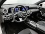 Mercedes-Benz A-klasse 250 e AMG Nightpakket | Panoramadak | Trekhaak | Alarm | Sfeerverlichting | Keyless Go | Stuur en Stoelverwarming | CarPlay | Inclusief 24 maanden Mercedes-Benz Certified garantie voor Europa.
