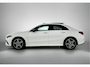 Mercedes-Benz A-klasse 250 e AMG Nightpakket | Panoramadak | Trekhaak | Alarm | Sfeerverlichting | Keyless Go | Stuur en Stoelverwarming | CarPlay | Inclusief 24 maanden Mercedes-Benz Certified garantie voor Europa.