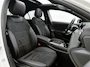 Mercedes-Benz A-klasse 250 e AMG Nightpakket | Panoramadak | Trekhaak | Alarm | Sfeerverlichting | Keyless Go | Stuur en Stoelverwarming | CarPlay | Inclusief 24 maanden Mercedes-Benz Certified garantie voor Europa.