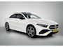 Mercedes-Benz A-klasse 250 e AMG Nightpakket | Panoramadak | Trekhaak | Alarm | Sfeerverlichting | Keyless Go | Stuur en Stoelverwarming | CarPlay | Inclusief 24 maanden Mercedes-Benz Certified garantie voor Europa.
