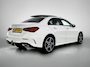 Mercedes-Benz A-klasse 250 e AMG Nightpakket | Panoramadak | Trekhaak | Alarm | Sfeerverlichting | Keyless Go | Stuur en Stoelverwarming | CarPlay | Inclusief 24 maanden Mercedes-Benz Certified garantie voor Europa.
