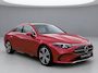 Mercedes-Benz CLA 180 Business Solution Luxury | Beige Interieur | Premium Pakket | Winter Pakket | Panoramadak | Trekhaak | MBUX Superscreen | 360° Camera | Adaptieve Cruise Control | Dodehoekassistent | Verkeersbordenassistent | Elektrisch Verstelbare Stoelen + Memory | Stoelverwarming | Stuurverwarming | Sfeerverlichting | THERMOTRONIC Klimaatregeling | Sierdelen Openporig Bruin Eikenhout | Apple CarPlay | Android Auto | Elektrische Klep Kofferbak | Achteruitrijcamera | Parkeersensoren