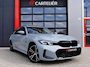 BMW 3-Serie Touring 330e M-Sport Brooklyn Grau | Pano | Leder | Head-Up | Camera | Carplay | Digital Dash | Cognac Leder | Led | Trekhaak | Android Auto | Stoelverwarming | Cruisecontrol | Lane Assist | Draadloos Opladen | F1 Flippers | Dealer Onderhouden