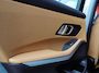 BMW 3-Serie Touring 330e M-Sport Brooklyn Grau | Pano | Leder | Head-Up | Camera | Carplay | Digital Dash | Cognac Leder | Led | Trekhaak | Android Auto | Stoelverwarming | Cruisecontrol | Lane Assist | Draadloos Opladen | F1 Flippers | Dealer Onderhouden