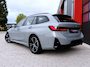BMW 3-Serie Touring 330e M-Sport Brooklyn Grau | Pano | Leder | Head-Up | Camera | Carplay | Digital Dash | Cognac Leder | Led | Trekhaak | Android Auto | Stoelverwarming | Cruisecontrol | Lane Assist | Draadloos Opladen | F1 Flippers | Dealer Onderhouden