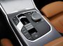 BMW 3-Serie Touring 330e M-Sport Brooklyn Grau | Pano | Leder | Head-Up | Camera | Carplay | Digital Dash | Cognac Leder | Led | Trekhaak | Android Auto | Stoelverwarming | Cruisecontrol | Lane Assist | Draadloos Opladen | F1 Flippers | Dealer Onderhouden