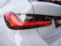BMW 3-Serie Touring 330e M-Sport Brooklyn Grau | Pano | Leder | Head-Up | Camera | Carplay | Digital Dash | Cognac Leder | Led | Trekhaak | Android Auto | Stoelverwarming | Cruisecontrol | Lane Assist | Draadloos Opladen | F1 Flippers | Dealer Onderhouden