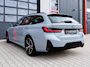 BMW 3-Serie Touring 330e M-Sport Brooklyn Grau | Pano | Leder | Head-Up | Camera | Carplay | Digital Dash | Cognac Leder | Led | Trekhaak | Android Auto | Stoelverwarming | Cruisecontrol | Lane Assist | Draadloos Opladen | F1 Flippers | Dealer Onderhouden